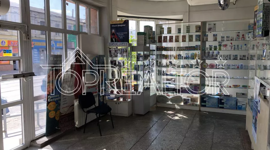 Просторе приміщення з виходом на червону лінію Полтавський Шлях | Toprealtor