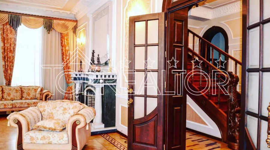 Продам класичний будинок в котеджному селищі на Робесп'єра | Toprealtor