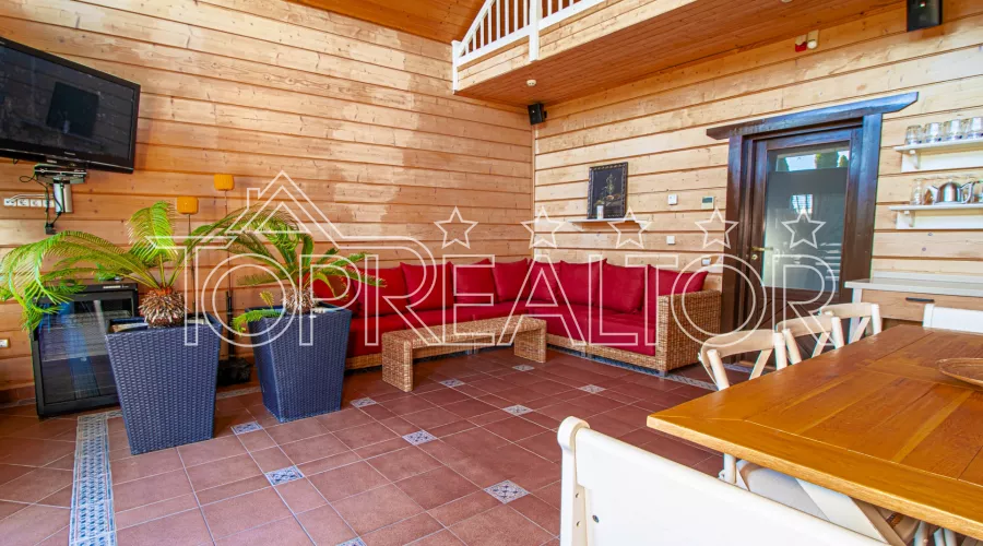 Продам фешенебельну садибу з пляжем на березі Безлюдівського водосховища | Toprealtor