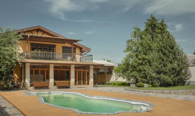 Сучасний заміський котедж з басейном в селищі Високий | Toprealtor