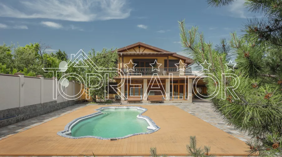 Сучасний заміський котедж з басейном в селищі Високий | Toprealtor