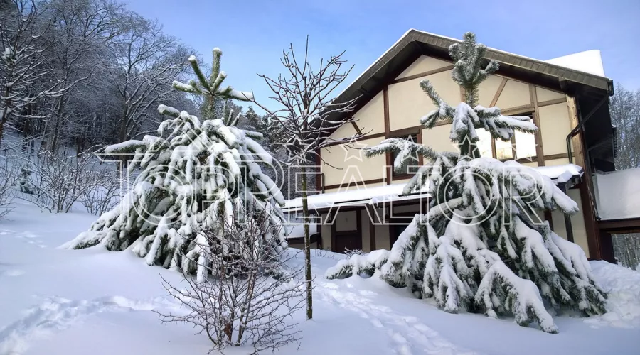 Маєток на Верхньому Салтові з виходом на Печенізьке водосховище | Toprealtor