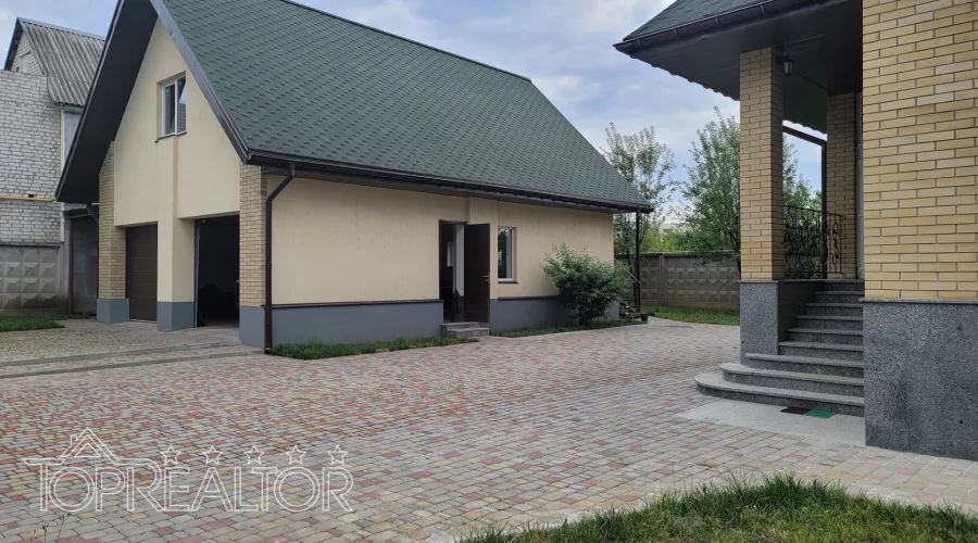 Продам 3-поверховий будинок з пошкодженнями після обстрілів на Великій Данилівці | Toprealtor