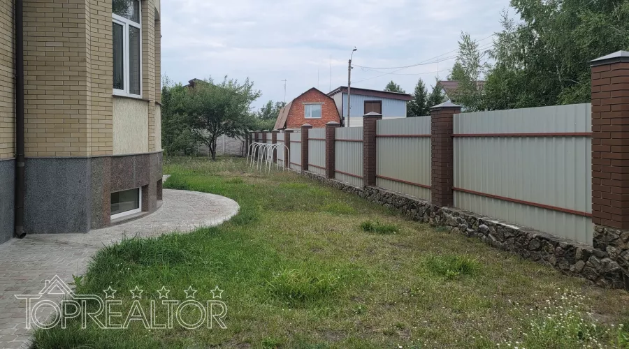 Продам 3-поверховий будинок з пошкодженнями після обстрілів на Великій Данилівці | Toprealtor