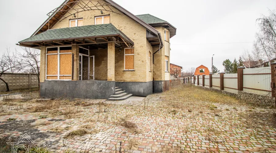 Продам 3-х этажный дом с повреждениями после обстрелов на Большой Даниловке | Toprealtor