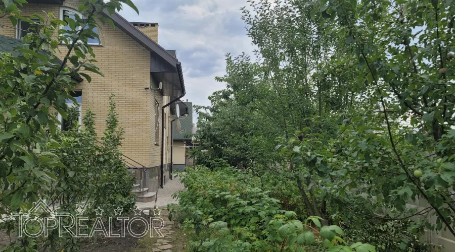 Продам 3-поверховий будинок з пошкодженнями після обстрілів на Великій Данилівці | Toprealtor