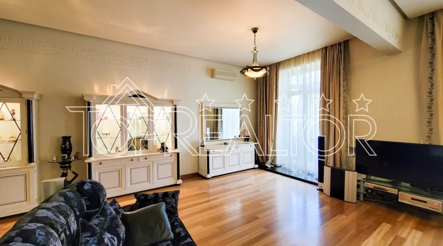 Продам 4-кімнатну квартиру з видом на парк Горького. Є відеоогляд | Toprealtor