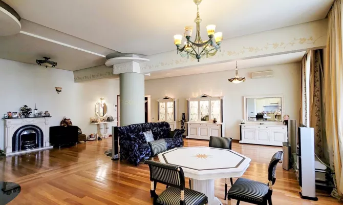 Продам 4-кімнатну квартиру з видом на парк Горького. Є відеоогляд | Toprealtor