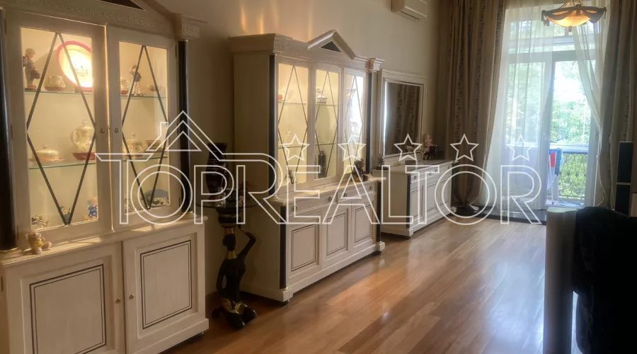 Продам 4-кімнатну квартиру з видом на парк Горького. Є відеоогляд | Toprealtor