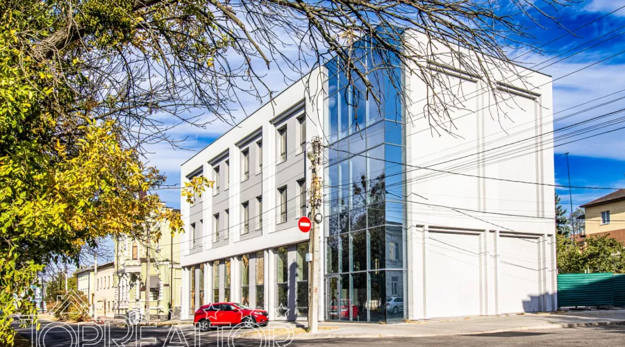 Продам сучасну 3-поверхову будівлю на площі Фейєрбаха | Toprealtor