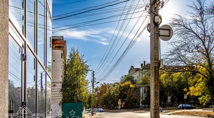 Продам сучасну 3-поверхову будівлю на площі Фейєрбаха | Toprealtor