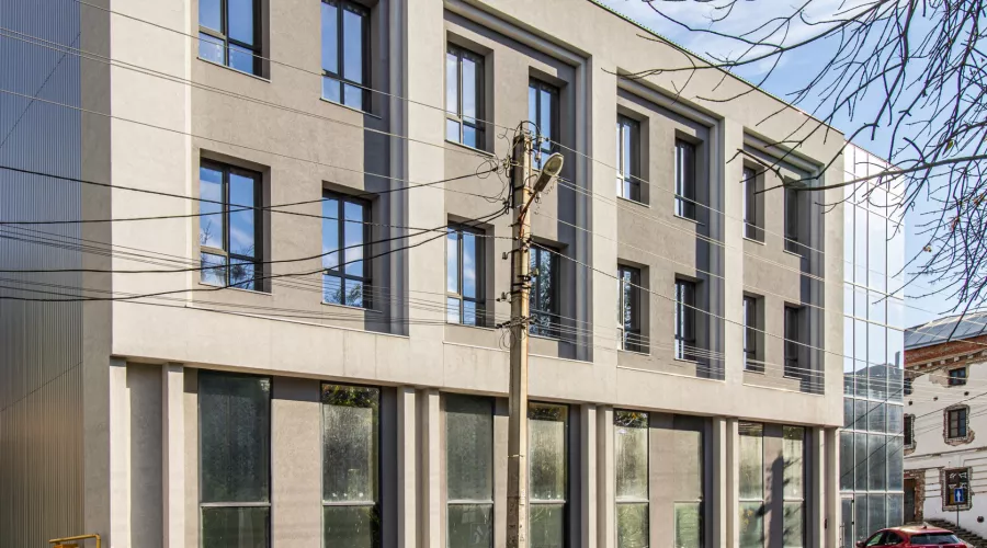 Продам сучасну 3-поверхову будівлю на площі Фейєрбаха | Toprealtor