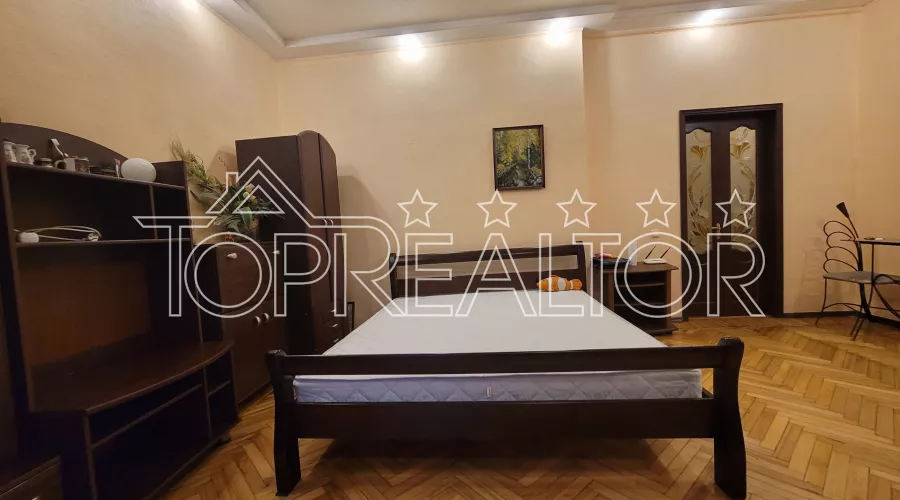 Продам 3-кімнатну квартиру в сталінці поруч з парком Горького | Toprealtor