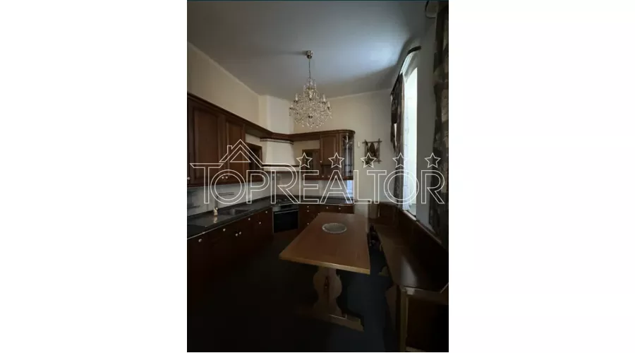 Продам 4-кімнатну квартиру в дореволюційному особняку | Toprealtor