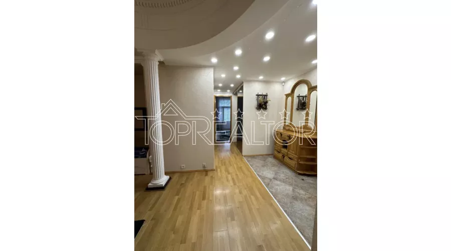 Продам 4-кімнатну квартиру в дореволюційному особняку | Toprealtor