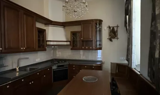 Продам 4-кімнатну квартиру в дореволюційному особняку | Toprealtor