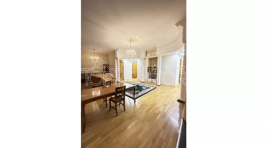 Продам 4-кімнатну квартиру в дореволюційному особняку | Toprealtor