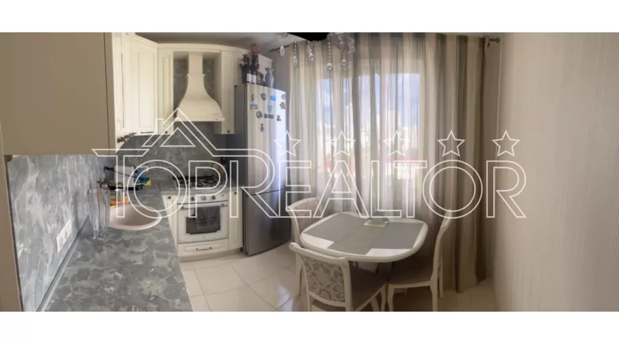 Продається видова 2-кімнатна квартира з ремонтом на вул. Космічній | Toprealtor