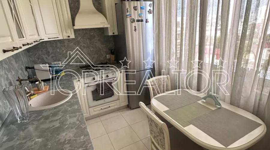 Продається видова 2-кімнатна квартира з ремонтом на вул. Космічній | Toprealtor