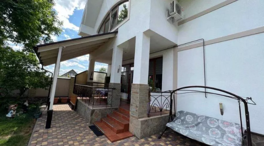 Продам елітний 2-поверховий будинок в районі м. Олексіївська | Toprealtor