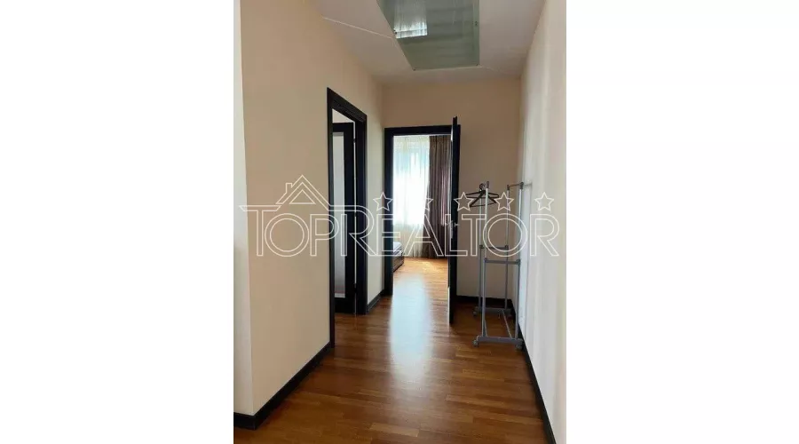 Елегантна 3-кімнатна студія з дизайнерським ремонтом і лоджіями в центрі міста! | Toprealtor