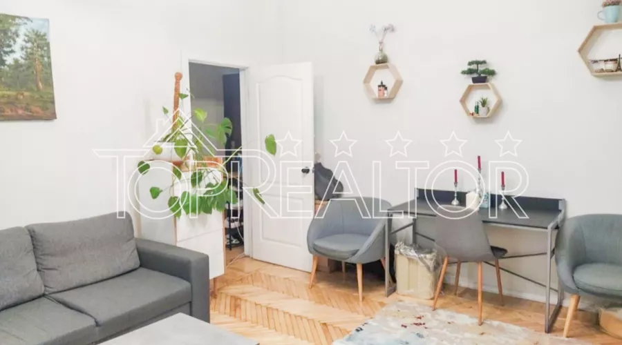 Продам 2-кімнатну квартиру 41 м2 на 1 (високому) поверсі 5-поверхового цегляного будинку. | Toprealtor