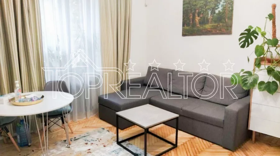 Продам 2-кімнатну квартиру 41 м2 на 1 (високому) поверсі 5-поверхового цегляного будинку. | Toprealtor