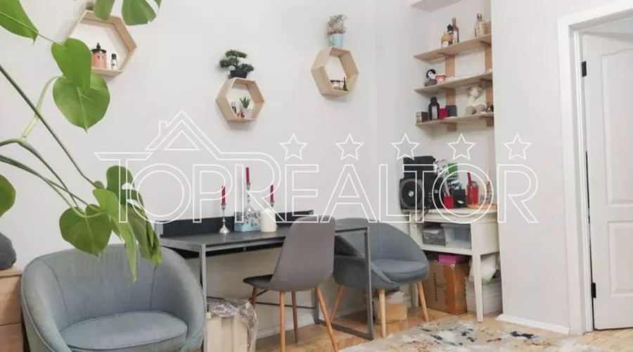 Продам 2-кімнатну квартиру 41 м2 на 1 (високому) поверсі 5-поверхового цегляного будинку. | Toprealtor