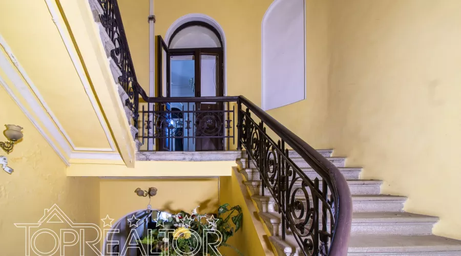 Продаж 3-х поверховий особняк на Сумській | Toprealtor