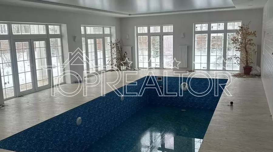 Продам добротний будинок з басейном в котеджному селищі | Toprealtor