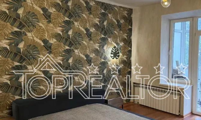 Продаж 2-к квартири в сталінці біля метро Наукова | Toprealtor