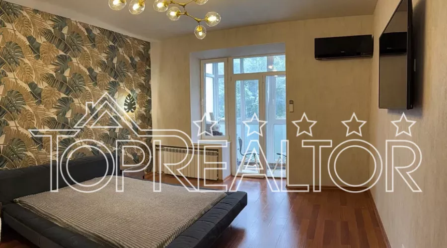 Продаж 2-к квартири в сталінці біля метро Наукова | Toprealtor