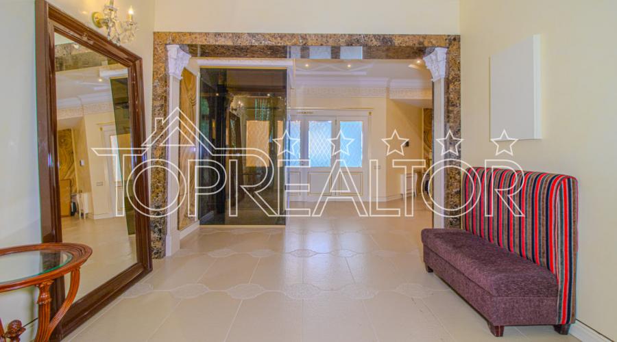 Продаж  будинку з басейном в Парк Хаусі | Toprealtor