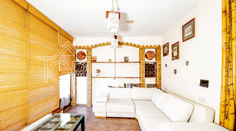 Продам капітальний 2-поверх. будинок з басейном у селищі Південний | Toprealtor