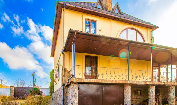 Продам капітальний 2-поверх. будинок з басейном у селищі Південний | Toprealtor