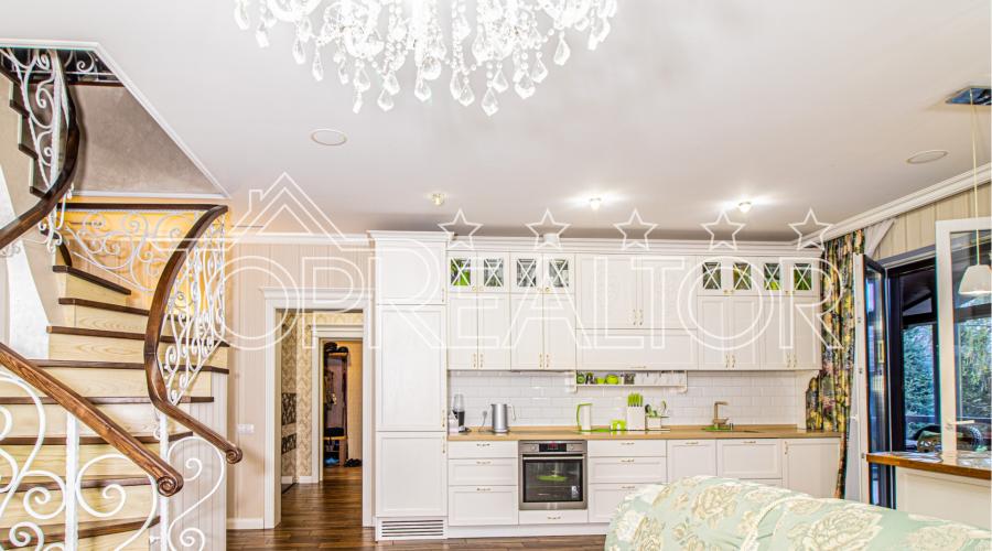 Продаж 2-поверх. будинку з сучасним ремонтом за церквою на вул. Дерев'янка | Toprealtor