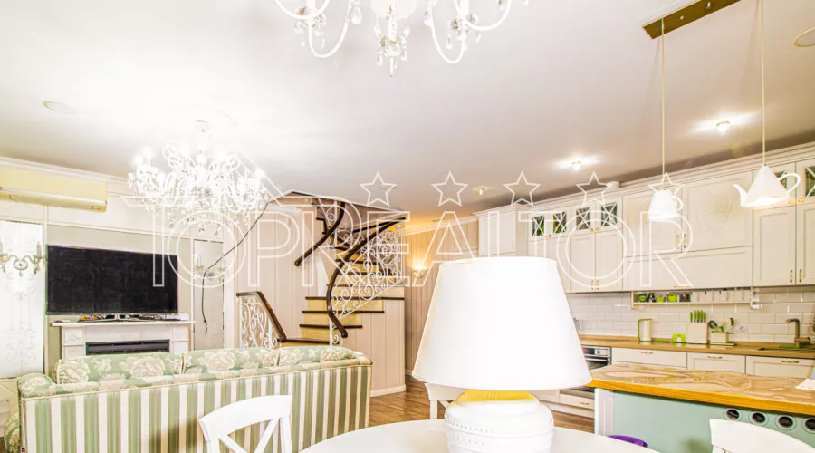 Продаж 2-поверхового будинку з сучасним ремонтом за церквою на вул. Дерев'янка | Toprealtor