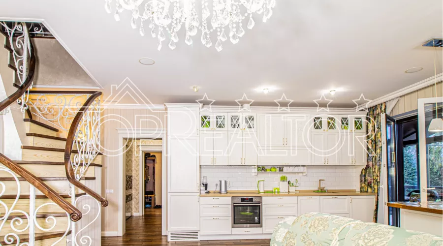 Продаж 2-поверхового будинку з сучасним ремонтом за церквою на вул. Дерев'янка | Toprealtor